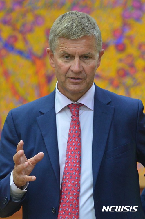 【서울=뉴시스】에릭 솔하임(Erik Solheim) ﻿UNEP﻿ 사무총장은 31일(현지시간) ‘배출량 간극 보고서(Emissions Gap report)’를 통해 트럼프 대통령이 파리기후협약 탈퇴를 공언하고 있지만 미국은 협약을 탈퇴하지 않을 것으로 본다는 입장을 밝혔다. 솔하임 총장이 지난 8월 9일 강경화 외교부 장관과의 면담을 위해 외교부를 방문한 자리에서 관계자들과 이야기를 하고 있다. 2017.11.01.