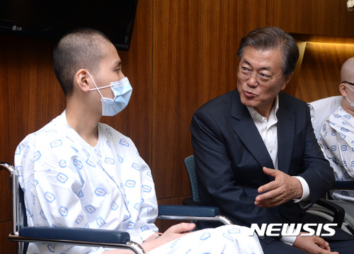 【서울=뉴시스】전진환 기자 = 문재인 대통령이 9일 오후 건강보험보장강화 현장 방문으로 서울 서초구 서울성모병원을 찾아 투병중인 이경엽(장래희망 작곡가) 군과 환담하고 있다. 2017.08.09.&nbsp; amin2@newsis.com 