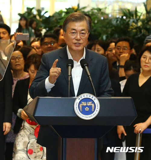 【서울=뉴시스】전진환 기자 = 문재인 대통령이 9일 오후 서울 서초구 서울성모병원에서 건강보험 보장강화정책을 발표하고 있다. 2017.08.09. amin2@newsis.com