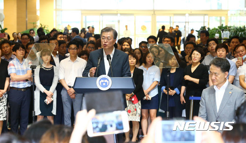 【서울=뉴시스】전진환 기자 = 문재인 대통령이 9일 오후 서울 서초구 서울성모병원에서 건강보험 보장강화정책을 발표하고 있다. 2017.08.09.&nbsp; amin2@newsis.com