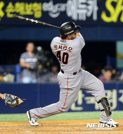 【서울=뉴시스】박주성 기자 = 9일 오후 서울 잠실야구장에서 열린 2017 KBO 리그 한화 이글스 대 두산 베어스 경기, 5회초 노아웃 주자 1, 3루 한화 로사리오가 1타점 적시 2루타를 치고 있다. 2017.08.09. park7691@newsis.com