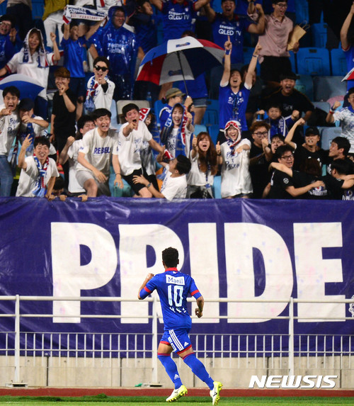 【수원=뉴시스】추상철 기자 = 9일 오후 경기 수원월드컵경기장에서 열린 '2017 KEB 하나은행 FA컵' 8강전 수원삼성 블루윙즈와 경기. 동점골을 성공시킨 수원삼성 산토스가 팬들과 함께 기뻐하고 있다. 2017.08.09. scchoo@newsis.com