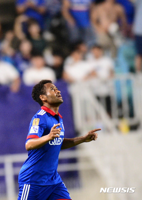 【수원=뉴시스】추상철 기자 = 9일 오후 경기 수원월드컵경기장에서 열린 '2017 KEB 하나은행 FA컵' 8강전 수원삼성 블루윙즈와 광주 FC의 경기. 동점골을 성공시킨 수원삼성 산토스가 기뻐하고 있다. 2017.08.09. scchoo@newsis.com