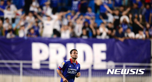 【수원=뉴시스】추상철 기자 = 9일 오후 경기 수원월드컵경기장에서 열린 '2017 KEB 하나은행 FA컵' 8강전 수원삼성 블루윙즈와 경기. 동점골에 이어 역전골을 성공시킨 수원삼성 산토스가 팬들과 함께 기뻐하고 있다. 2017.08.09. scchoo@newsis.com