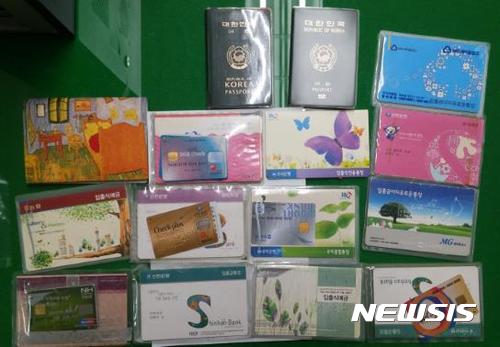 【대구=뉴시스】 김덕용 기자 = 대구지방경찰청은 10일 대포통장을 사들여 판매한 혐의(전자금융거래법 위반 등)로 총책 A씨를 구속하고 동생 B씨를 같은 혐의로 불구속 입건했다. 경찰이 압수한 대포통장. 2017. 08. 10. (사진=대구지방경찰청 제공)&nbsp; photo@newsis.com