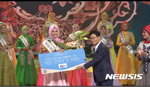【서울=뉴시스】한국관광공사는 오는 12일부터 17일까지 5박6일 일정으로 '2017 미스 무슬림 인도네시아' 선발대회에서 1∼3위를 차지한 3명을 우리나라에 초청한다고 10일 밝혔다.오현재 관광공사 자카르타지사장이 2017 미스 무슬림 인도네시아 선발대회에서 수상자에게 한국여행상품권을 전달하는 모습. 2017.8.10(사진=한국관광공사 제공) photo@newsis.com