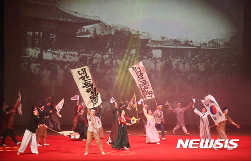 【울산=뉴시스】구미현 기자 = 울산문화예술회관은 제72주년 광복절을 기념하는 특별공연 '위대한 여정 울산Ⅲ- 돌아오지 못한 귀로'가 오는 15일 오전 10시 40분 문화예술회관 대공연장에서 펼쳐진다고 10일 밝혔다. 사진은 공연의 한 장면. 2017.08.10. (사진=울산문화예술회관 제공)&nbsp;&nbsp;&nbsp; photo@newsis.com