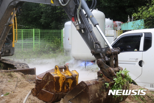 【여주=뉴시스】김지호 기자 = 2.9t 가스통에 담긴 가스가 누출되고 있는 모습. (사진=경기 여주소방서 제공) photo@newsis.com