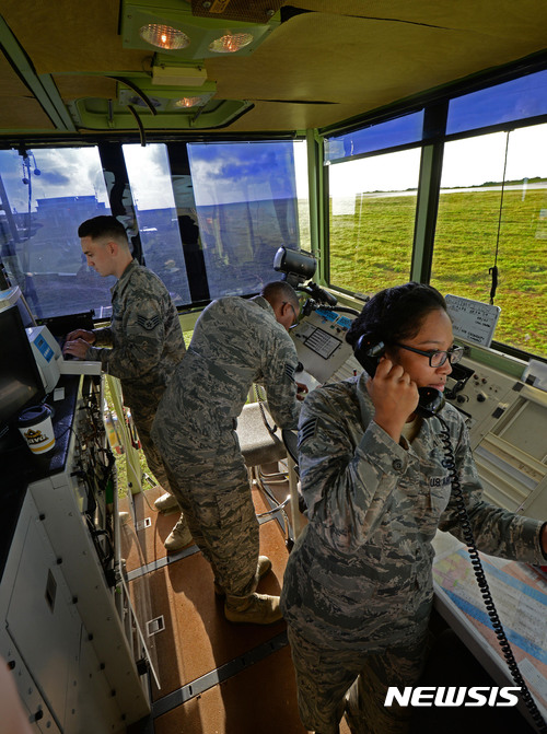 【서울=뉴시스】박진희 기자 = 북한군 미사일 부대인 전략군이 10일 중장거리탄도미사일(IRBM) '화성-12' 4발로 미군 기지가 있는 괌을 포위사격하는 방안을 신중히 검토하고 있다고 주장했다. 중앙조선통신에 보도에 따르면 김락겸 전략군 사령관은 "우리가 발사하는 '화성-12'는 일본의 시마네현, 히로시마현, 고치현 상공을 통과하게 되며, 사거리 3천356.7km를 1천65초간 비행한 후 괌도 주변 30∼40km 해상 수역에 탄착 되게 될 것"이라고 발표했다. 사진은 괌 앤더스 공군기지 관제탑에서 근무중인 미공군 모습. 2017.08.10. (사진=앤더슨 공군기지 홈페이지)photo@newsis.com