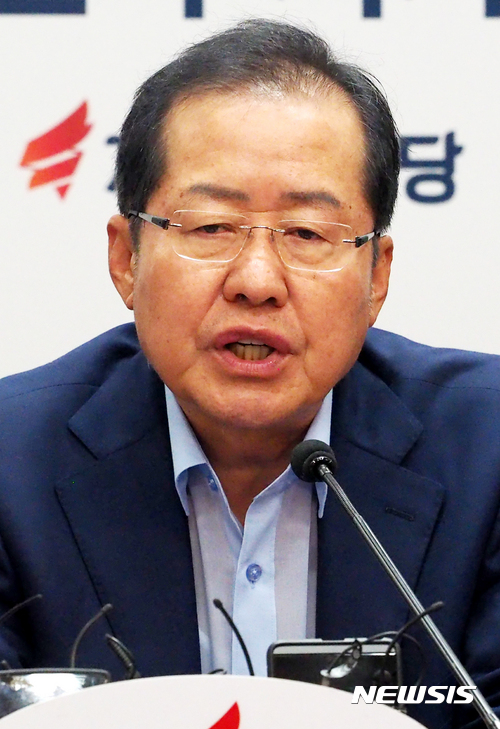 【서울=뉴시스】배훈식 기자 = 10일 오전 서울 여의도 자유한국당 당사에서 열린 최고위원회의에 참석한 홍준표 대표가 모두발언하고 있다. 홍 대표는 주변 강대국들이 문재인 패싱을 하고 있다며 문재인 패싱이 코리아 패싱으로 연결되지 않도록 우리 제1야당이 어떤 역할을 해야할 지 적극적으로 찾아보겠다고 말했다. 2017.08.10. dahora83@newsis.com