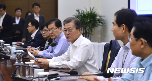 【서울=뉴시스】전진환 기자 = 문재인 대통령이 10일 오전 수석 보좌관회의가 열린 청와대 여민관 소회의실에서 모두발언을 하고 있다. 2017.08.10. amin2@newsis.com