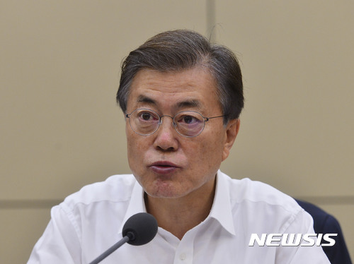 【서울=뉴시스】전진환 기자 = 문재인 대통령이 10일 오전 수석 보좌관회의가 열린 청와대 여민관 소회의실에서 모두발언을 하고 있다. 2017.08.10.&nbsp; amin2@newsis.com 