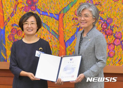 【서울=뉴시스】고승민 기자 = 강경화(오른쪽) 외교부 장관이 10일 오후 서울 외교부에서 열린 공공외교위원회 민간위원 위촉식에서 양현미 상명대학교 문화예술경영전공 교수에게 위촉장을 수여하고 기념촬영하고 있다. 2017.08.10. kkssmm99@newsis.com