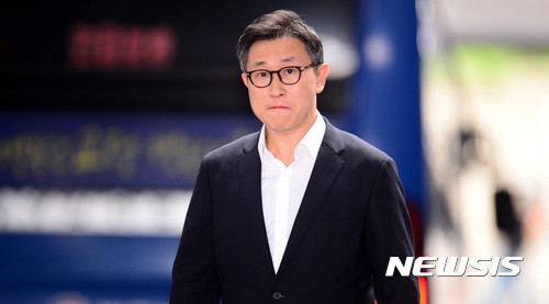 【서울=뉴시스】추상철 기자 = 김형준 전 부장검사가 지난해 8월10일 오전 서울 서초구 서울고법에서 집행유예를 선고 받고 법정을 나서고 있다. 2017.08.10. scchoo@newsis.com