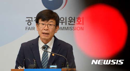 【세종=뉴시스】강종민 기자 = 김상조 공정거래위원장이 지난 10일 오전 정부세종청사에서 대형유통업체의 불공정행위 억제와 중소 납품업체 권익보호 강화를 위한 종합대책을 발표하고 있다. 2017.08.13. ppkjm@newsis.com