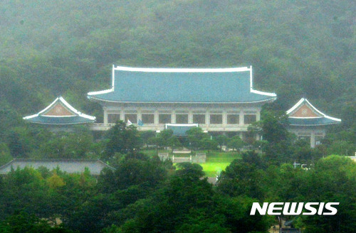 【서울=뉴시스】박진희 기자 = 북한의 괌 포위사격 위협 성명이 나온 10일 오후 정의용 국가안보실장 주재로 청와대에서 국가안전보장회의(NSC) 상임위원회가 열린 예정이다. 이날 회의에서 미국과 북한의 끝장대치 속에 한반도를 둘러싼 긴장감이 극에 달하는 상황에 대한 대응책을 논의할 것으로 예상된다.&nbsp; 사진은 10일 오후 서울 중구 프레스센터에서 바라본 청와대 모습. 2017.08.10.&nbsp; pak7130@newsis.com 