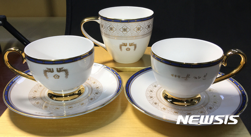 【서울=뉴시스】 전진환 기자 = 청와대는 10일 문재인 대통령의 서명이 담긴 손목시계와 기념 찻잔을 공개했다. 2017.08.10. amin2@newsis.com