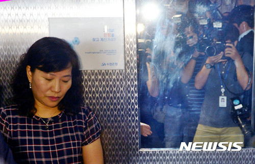 【서울=뉴시스】박주성 기자 = 박기영 신임 과학기술혁신본부장이 10일 오후 서울 강남구 역삼동 한국과학기술단체총연합회 제4소회의실에서 열린 과학기술계 원로 및 기관장과의 정책간담회를 마친 후 취재진에게 둘러싸여 간담회장을 나서고 있다. 2017.08.10. park7691@newsis.com