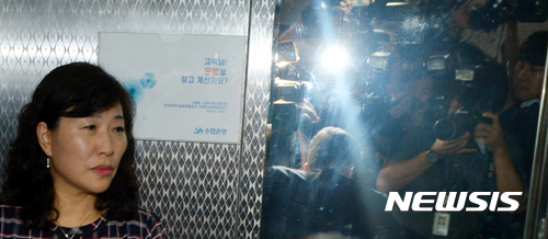 【서울=뉴시스】박주성 기자 = 박기영 신임 과학기술혁신본부장이 10일 오후 서울 강남구 역삼동 한국과학기술단체총연합회 제4소회의실에서 열린 과학기술계 원로 및 기관장과의 정책간담회를 마친 후 취재진에게 둘러싸여 간담회장을 나서고 있다. 2017.08.10.&nbsp; park7691@newsis.com