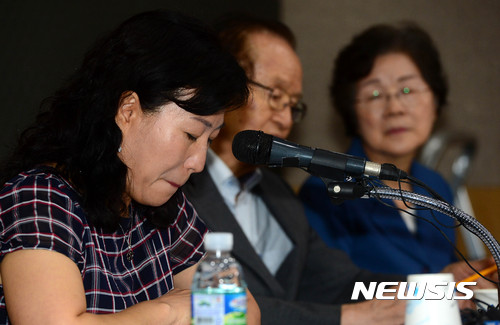 【서울=뉴시스】박주성 기자 = 박기영 신임 과학기술혁신본부장이 10일 오후 서울 강남구 역삼동 한국과학기술단체총연합회 제4소회의실에서 열린 과학기술계 원로 및 기관장과의 정책간담회에서 마무리 발언 도중 울먹이고 있다. 2017.08.10.&nbsp; park7691@newsis.com