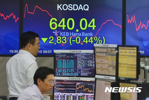 【서울=뉴시스】고승민 기자 = 북한과 미국의 무력 충돌 우려가 높아지며 코스피가 2340선 밑으로 떨어진 10일 오후 서울 중구 KEB하나은행 딜링룸에서 딜러들이 업무를 보고 있다. 이날 코스피지수는 전거래일 대비 8.92p(0.38%) 내린 2359.47로 마감됐다. 한편 코스닥지수는 2.83p(0.44%) 내린 640.04로 마감됐다. 2017.08.10. kkssmm99@newsis.com