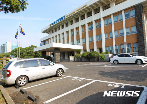 【제주=뉴시스】우장호 기자 = 제주지방경찰청이 방문객 불편 해소와 대중교통 이용 활성화를 위해 청사 진입차량 총량제를 계획하고 있는 가운데 시범실시가 이뤄진 지난 10일 오후 제주지방경찰청 내 주차장이 평소와 다르게 한산한 모습을 보이고 있다. 2017.08.10. woo1223@newsis.com