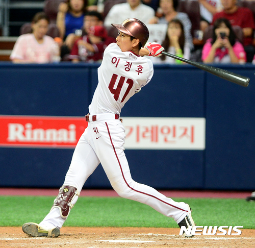 【서울=뉴시스】박주성 기자 = 10일 오후 서울 구로구 고척스카이돔에서 열린 2017 KBO 리그 두산 베어스 대 넥센 히어로즈의 경기, 5회말 노아웃 주자 1루 넥센 이정후가 안타를 치고 있다. 2017.08.10. park7691@newsis.com
