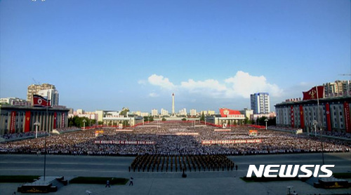 【서울=뉴시스】조선중앙TV가 지난 9일 김일성 광장에서 유엔안전보장이사회의 대북제재 결의 2371호에 반발해 발표한 정부성명을 지지하는 평양시 군중집회가 열렸다고 10일 보도했다. 2017.08.10. (사진=조선중앙TV 캡쳐)&nbsp; photo@newsis.com