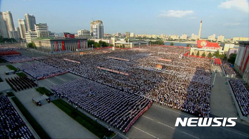 【서울=뉴시스】조선중앙TV가 지난 9일 김일성 광장에서 유엔안전보장이사회의 대북제재 결의 2371호에 반발해 발표한 정부성명을 지지하는 평양시 군중집회가 열렸다고 10일 보도했다. 2017.08.10. (사진=조선중앙TV 캡쳐) photo@newsis.com