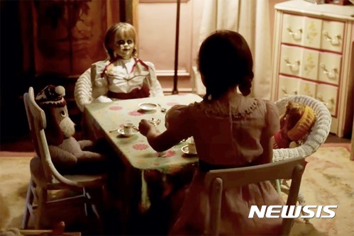 너무 무섭다는 '애나벨' 첫 날 15만명···극장가 공포 장악