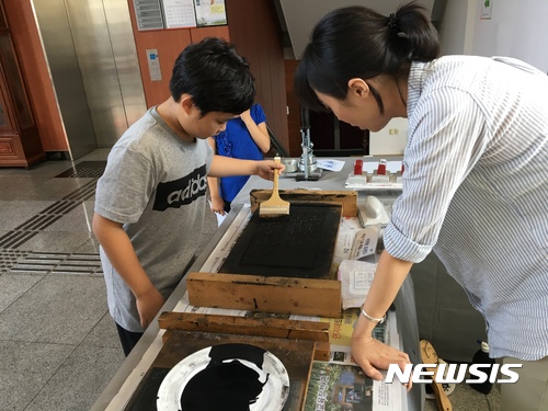 【전주=뉴시스】윤난슬 기자 = 전주역사박물관은 여름방학을 맞아 '휴관없는 박물관' 프로그램을 마련, 오는 8월 1일부터 26일까지 운영한다고 29일 밝혔다. 2018.07.29.(사진=전주박물관 제공) photo@newsis.com