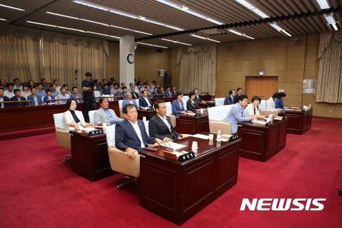 【대구=뉴시스】이통원 기자 = 대구시 동구의회가 대구기초의회 최초로 공백없는 상담과 생화고 등의 해결을 위해 비회기 기간동안 의원일일근무제를 운영하고 있다. 사진은 지난달 11일 동구의회 임시회 본회의장 모습. 2017.08.11. (사진=대구 동구청 제공)photo@newsis.com