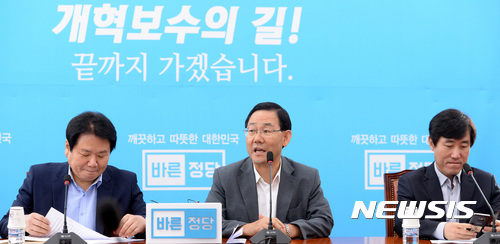 【서울=뉴시스】이영환 기자 = 바른정당 주호영 원내대표가 11일 오전 서울 여의도 국회 바른정당 회의실에서 열린 원내대책회의에 참석해 발언하고 있다.주호영 원내대표는 북한의 괌 타격 도발을 언급하며 "대한민국의 안보가 위기상황으로 치닫고 있는데 문재인 대통령이나 우리 정부의 입장과 역할이 드러나지 않아 코리아 패싱이 우려가 될 정도로 무력해 보인다"고 밝혔다. 2017.08.11. 20hwan@newsis.com