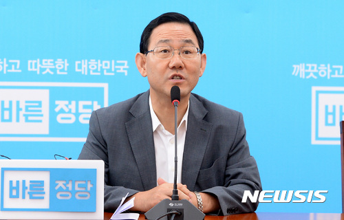 【서울=뉴시스】이영환 기자 = 바른정당 주호영 원내대표가 11일 오전 서울 여의도 국회 바른정당 회의실에서 열린 원내대책회의에 참석해 발언하고 있다.주호영 원내대표는 북한의 괌 타격 도발을 언급하며 "대한민국의 안보가 위기상황으로 치닫고 있는데 문재인 대통령이나 우리 정부의 입장과 역할이 드러나지 않아 코리아 패싱이 우려가 될 정도로 무력해 보인다"고 밝혔다. 2017.08.11. 20hwan@newsis.com