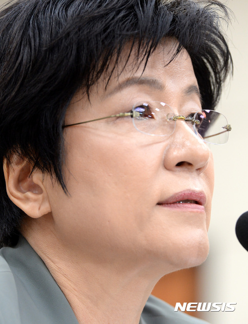 【서울=뉴시스】이영환 기자 = 김영주 고용노동부 장관 후보자가 11일 오전 서울 여의도 국회 환경노동위원회 회의실에서 열린 인사청문회에 참석해 의원들의 질의에 답하고 있다. 2017.08.11. 20hwan@newsis.com