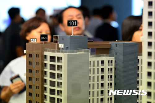 【서울=뉴시스】박진희 기자 = 11일 오후 서울 강남구 개포동 'VIEW Gallery(뷰 갤러리)'에서 8.2부동산 대책 이후 처음으로 문을 연 '공덕 SK리더스뷰(공덕 SK Leaders' VIEW)' 모델하우스에 방문한 시민들이 모델하우스를 둘러보고 있다. 2017.08.11. pak7130@newsis.com