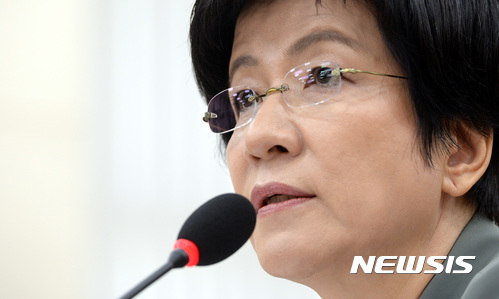 【서울=뉴시스】이영환 기자 = 김영주 고용노동부 장관 후보자가 11일 오후 서울 여의도 국회 환경노동위원회 회의실에서 속개된 인사청문회에서 의원들의 질의에 답하고 있다. 2017.08.11.&nbsp; 20hwan@newsis.com