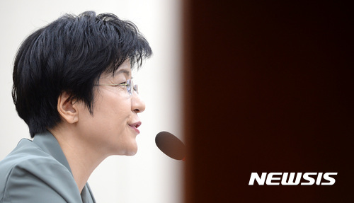 【서울=뉴시스】이영환 기자 = 김영주 고용노동부 장관 후보자가 11일 오후 서울 여의도 국회 환경노동위원회 회의실에서 속개된 인사청문회에서 의원들의 질의에 답하고 있다. 2017.08.11.&nbsp; 20hwan@newsis.com