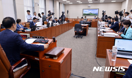 【서울=뉴시스】이영환 기자 = 홍영표 국회 환경노동위원회 위원장이 11일 오후 서울 여의도 국회 환경노동위원회 회의실에서 김영주 고용노동부 장관 후보자 인사청문회 속개를 선언하며 의사봉을 두드리고 있다. 2017.08.11.&nbsp; 20hwan@newsis.com