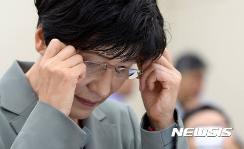 【서울=뉴시스】이영환 기자 = 김영주 고용노동부 장관 후보자가 11일 오후 서울 여의도 국회 환경노동위원회 회의실에서 속개된 인사청문회에서 안경을 착용하고 있다. 2017.08.11. 20hwan@newsis.com