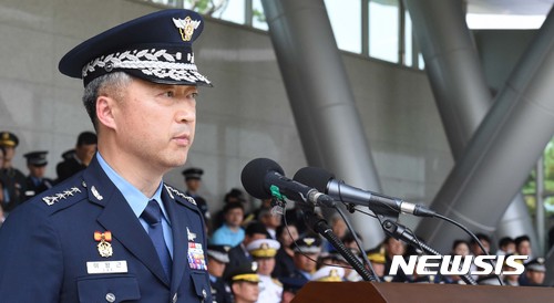 【계룡=뉴시스】함형서 기자= 11일 오후 충남 계룡대 대연병장에서 열린 제 35-36대 공군참모총장 이취임식에서 제36대 공군참모총장으로 취임한 이왕근 대장이 취임사를 하고 있다. 2017.08.11 foodwork23@newsis.com