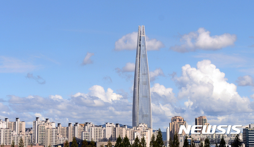 【서울=뉴시스】이종철 기자 = 말복인 11일 오후 서울 강남구 삼성동에서 바라본 제2롯데월드 하늘이 파랗게 펼쳐져 있다. 2017.08.11.jc4321@newsis.com