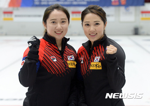 【서울=뉴시스】 컬링 대표팀의 자매 선수 김영미(왼쪽)와 김경애. (사진 = 뉴시스 DB)