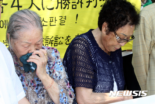 【광주=뉴시스】신대희 기자 = 일제 강제노역 피해자들이 전범기업 '미쓰비시중공업'을 상대로 제기한 2차 손해배상 소송에서 승소한 지난해 8월11일 오후 광주 동구 광주지방법원 앞에서 근로정신대와 함께하는 시민모임이 기자회견을 열고 '법원 판결 즉각 이행'을 촉구하고 있다. 사진은 기자회견에 참여한 근로정신대 피해자 양금덕, 김재림(87·여·왼쪽) 할머니의 모습. 2018.05.30. (사진 = 뉴시스 DB)  sdhdream@newsis.com