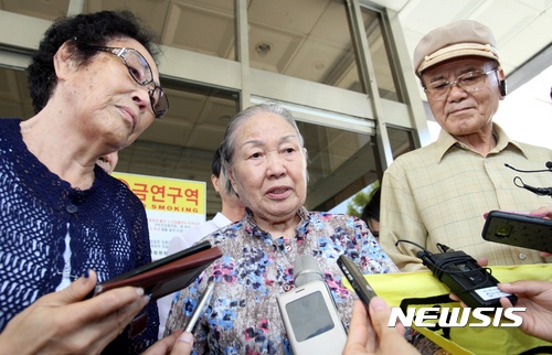 【광주=뉴시스】신대희 기자 = 지난해 8월11일 근로정신대 피해자 양금덕·김재림씨와 고 오길애씨의 동생 오철석씨가 광주지방법원 앞에서 취재진 질문에 답하고 있다. 2017.08.11.   sdhdream@newsis.com