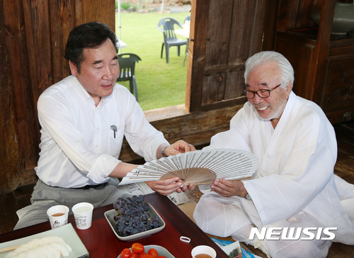 【칠곡=뉴시스】우종록 기자 = 이낙연 국무총리가 11일 오후 경북 칠곡군 왜관읍 매원리 매원마을 감호당을 방문해 이필주 문익공 13대 종손이 직접 글 쓴 부채를 선물 받고 있다. 2017.08.11. wjr@newsis.com