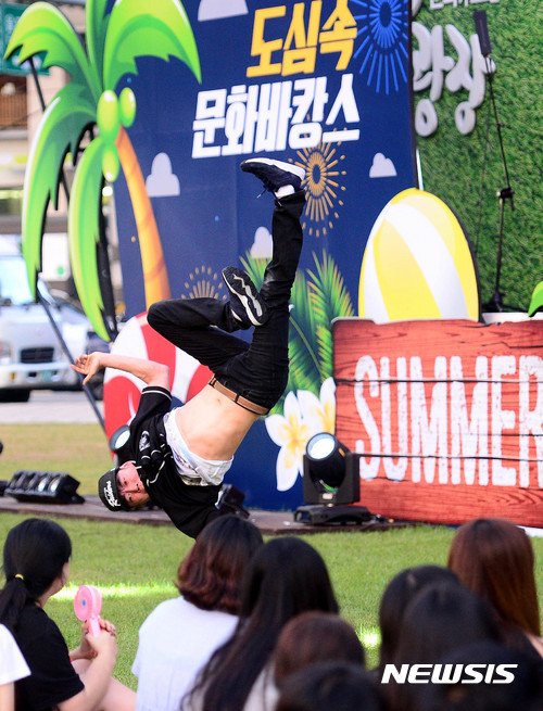 【서울=뉴시스】추상철 기자 =도심속 문화바캉스 '2017 서울문화의 밤' 행사가 열린 11일 오후 서울 중구 서울광장에서 비보이 공연이 펼쳐지고 있다. 2017.08.11. scchoo@newsis.com