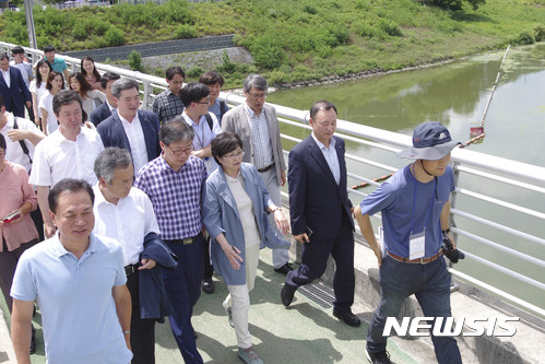 【서울=뉴시스】추상철 기자 =김은경 환경부 장관이 오는 11일 환경부로의 물관리통합이후 처음으로 낙동강 녹조현황을 점검한다. 사진은 지난해 8월 창녕함안보 현장점검 모습.(사진 =환경부 제공)photo@newsis.com