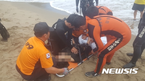 【삼척=뉴시스】고성호 기자 = 12일 오전 10시 36분께 강원 삼척시 근덕면 부남해수욕장에서 물놀이를 하다 실종된 성모(27)씨를 동해해경들이 구조해 심폐소생술을 실시하고 있다. 2017.08.12 (사진=동해해양경찰서) photo@newsis.com