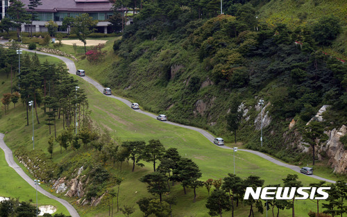 【성주=뉴시스】최동준 기자 = 12일 사드가 배치된 경북 성주골프장에서 사드 환경영향평가를 위해 국방부와 환경부 전문가들이 차량을 타고 이동하고 있다. 2017.08.12. photocdj@newsis.com